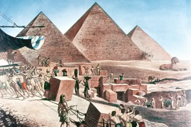 صورة توضيحية مرسومة لعمّال في مصر القديمة ينقلون حجارة ضخمة لبناء أهرامات الجيزة، مشهد يوضح التخزين والتوزيع والتنظيم اللوجستي الذي يشبه مراكز الفولفيلمنت الحديثة.