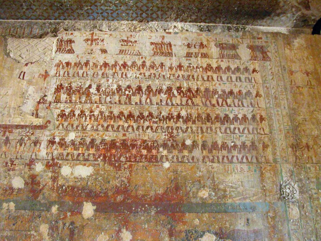 جدارية مصرية قديمة تُظهر مشاهد لعمال وفنيين أثناء العمل، تعكس ابتكارات المصريين القدماء في استخدام الأدوات والمنحدرات والحلول الذكية لإنجاز مشاريعهم العملاقة.