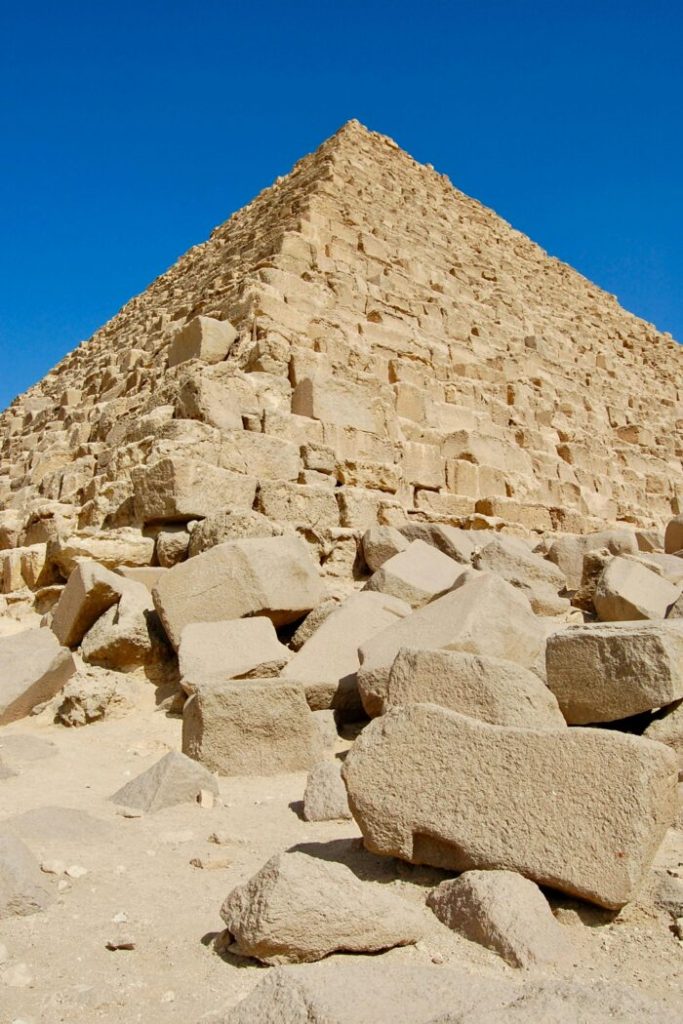 صورة قريبة لهرم مصري عريق تُظهر تماسك الأحجار ودقة البناء التي تحدّت الزمن وحافظت على هيبة الأهرامات آلاف السنين.